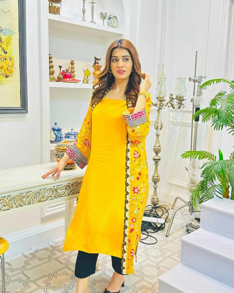Aroosa Khan pakistani anchor
